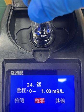 水質檢測儀進行校準 水質檢測儀進行校準